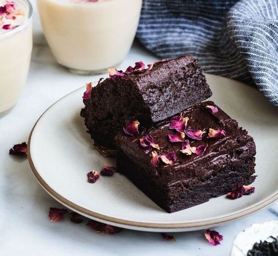 If there's anything to get you through Monday, it's these frosted Earl Grey brownies. ow.ly/zW9Z30iBC9q