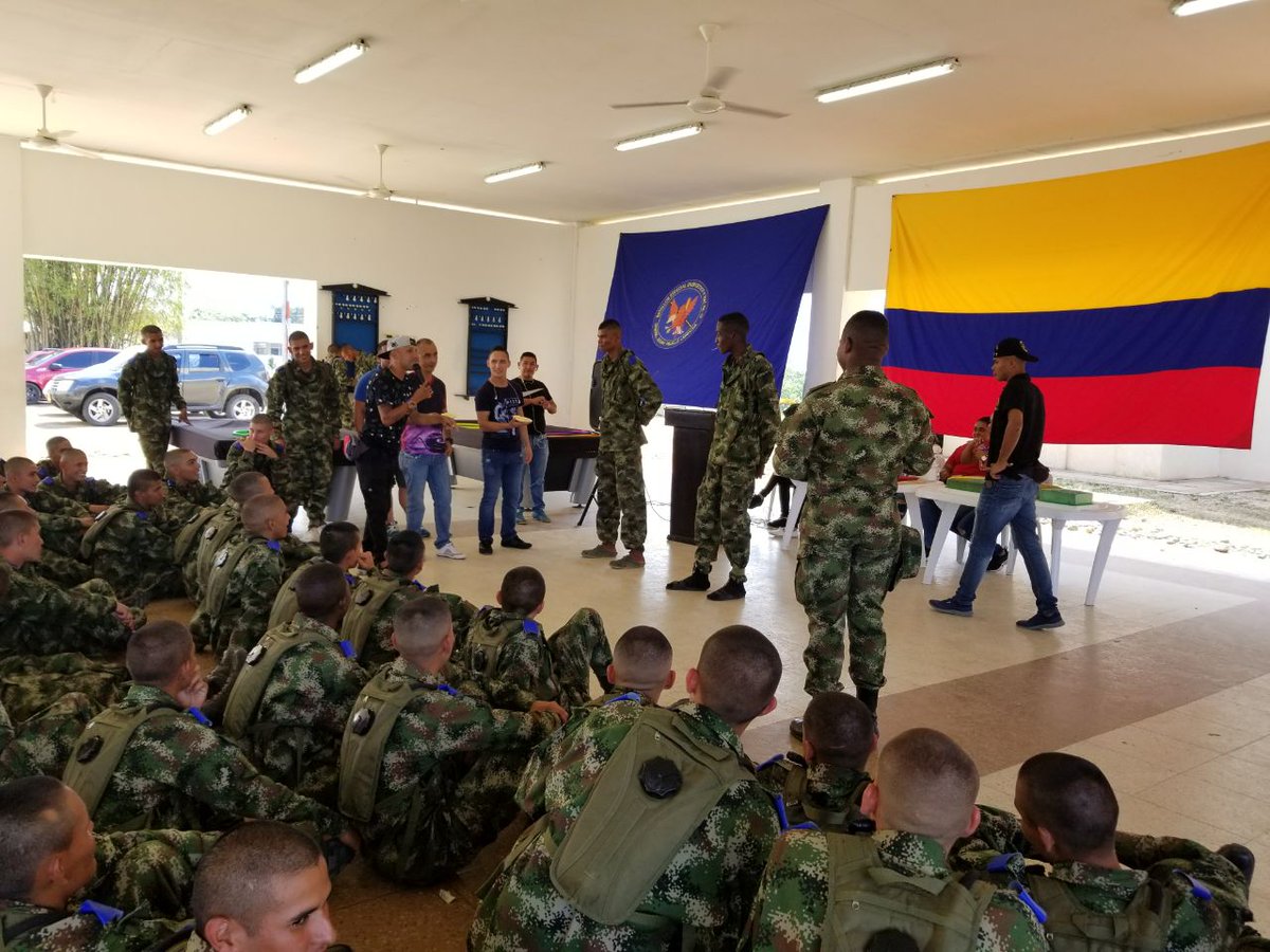 CCON3_FFMM's tweet photo. #FelizLunes Estamos trabajando en pro de nuestras tropas, de esta manera continuamos con la labor de alfabetización en la @Ejercito_Div6, enfocándonos en el desarrollo humano y el trabajo en equipo que se requiere en nuestros héroes de #Colombia 🇨🇴. #BAEEV 19. https://t.co/VU6xlh7AxW