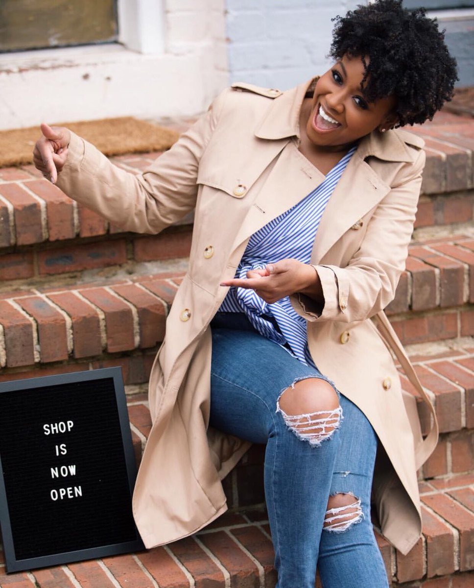 Happy Monday Flexers! The one thing we love to see the most is entrepreneurs going for their dreams. Pictured is local small business owner <a href="/rashida/">Rashida</a>.banks who recently opened her own stationary and art shop! Congratulations and enjoy this wonderful new journey!