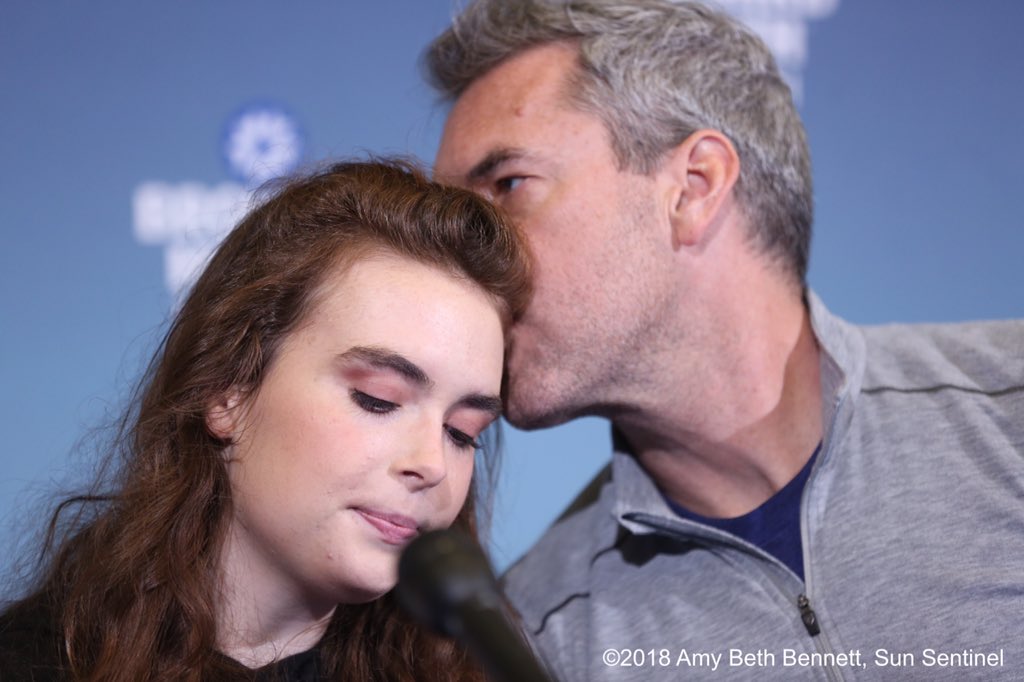 Marjory Stoneman Douglas High School #shooting #survivor Maddy Wilford gets a kiss from her father David @BrowardHealth North #OnAssignment #My9to5 @SunSentinel #Parkland #StonemanShooting #MSDStrong #GunViolence #SchoolShootings