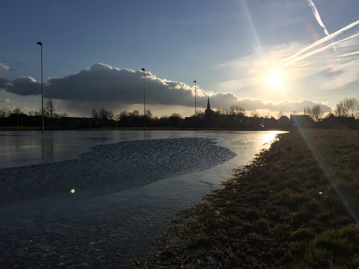 ijsbaanwirdum's tweet photo. De #wakken zijn in de loop van de dag weer groter en talrijker geworden. Vanmorgen waren het er twee, vanmiddag zijn het er weer vier, waaronder een heel grote. Dinsdag wordt het nog niets met #schaatsen in #Wirdum. https://t.co/30C28ieuca