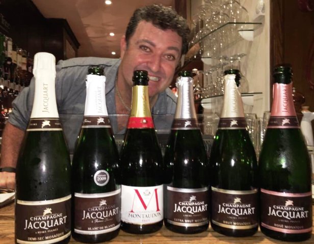 yewtree_reigate's tweet photo. Our dedicated front of house staff will ensure you receive only the best service 😄 https://t.co/DBFGrO0Noj