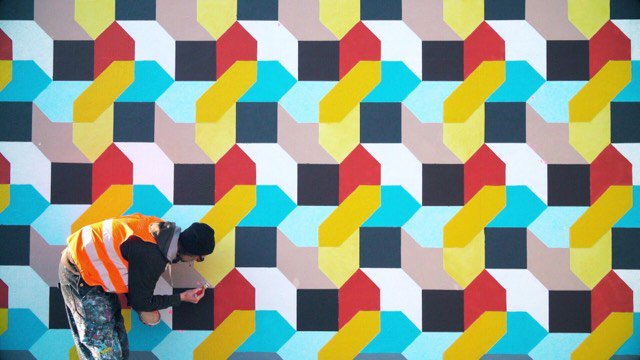 Le rendez-vous du mois : #AliasIpin s’exprime sur Le M.U.R. de Bordeaux. Retrouvez la vidéo prochainement sur youtube.com/user/StationAu… ! #StreetArt #Patterns #colors #stationausone
