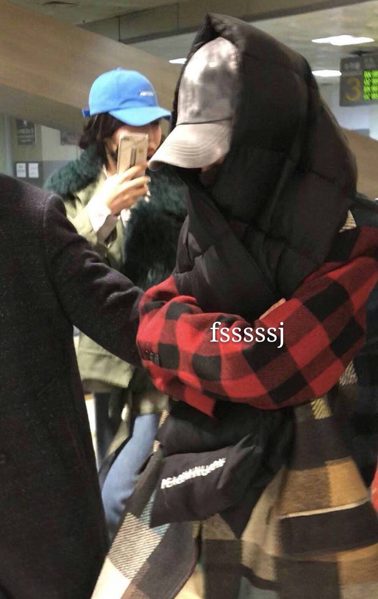BigBangBrazil's tweet photo. [PIC]
G-Dragon desembarcando em Seoul. 
Os fãs que esperavam por ele no aeroporto puderam se despedir dele. GD não mostrou o rosto, mas acenou para os fãs do carro em sinal de despedida. 
cr: fsssssj https://t.co/vZtSZnYwVm
