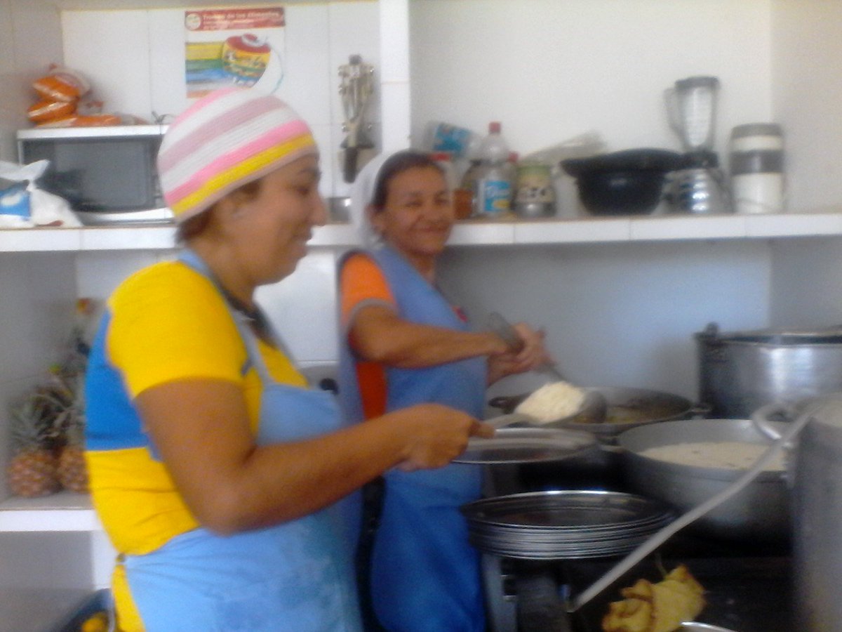 CEI_AndresBell's tweet photo. Niños y niñas de la Patria disfrutando de sus ricos y soberanos almuerzos #UniónCívicoMilitarDePaz @ninosimon_Lara @NicolasMaduro @oleisa2010 @magallyvina https://t.co/cNp6b4dwlK