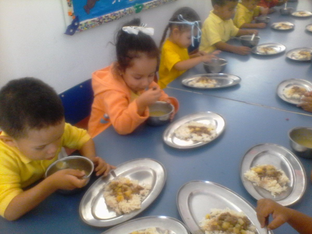 CEI_AndresBell's tweet photo. Niños y niñas de la Patria disfrutando de sus ricos y soberanos almuerzos #UniónCívicoMilitarDePaz @ninosimon_Lara @NicolasMaduro @oleisa2010 @magallyvina https://t.co/cNp6b4dwlK