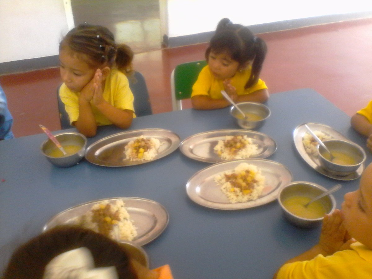 CEI_AndresBell's tweet photo. Niños y niñas de la Patria disfrutando de sus ricos y soberanos almuerzos #UniónCívicoMilitarDePaz @ninosimon_Lara @NicolasMaduro @oleisa2010 @magallyvina https://t.co/cNp6b4dwlK