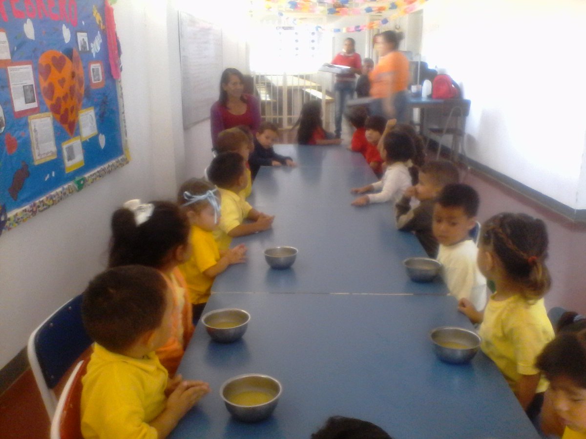 CEI_AndresBell's tweet photo. Niños y niñas de la Patria disfrutando de sus ricos y soberanos almuerzos #UniónCívicoMilitarDePaz @ninosimon_Lara @NicolasMaduro @oleisa2010 @magallyvina https://t.co/cNp6b4dwlK