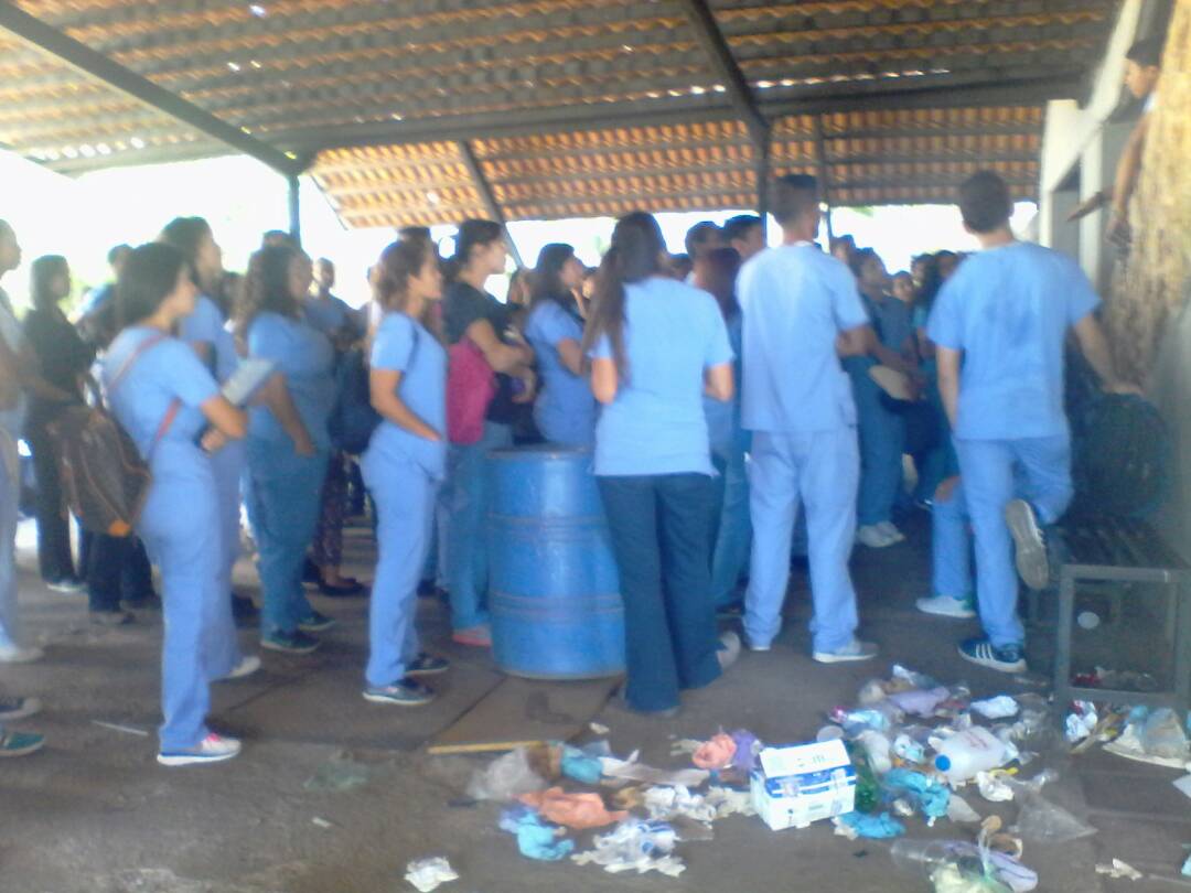 #26Feb #Venezuela | Estudiantes de la Universidad Experimental Rómulo Gallegos cierran facultad por falta de limpieza ow.ly/UM1w30iCE3w