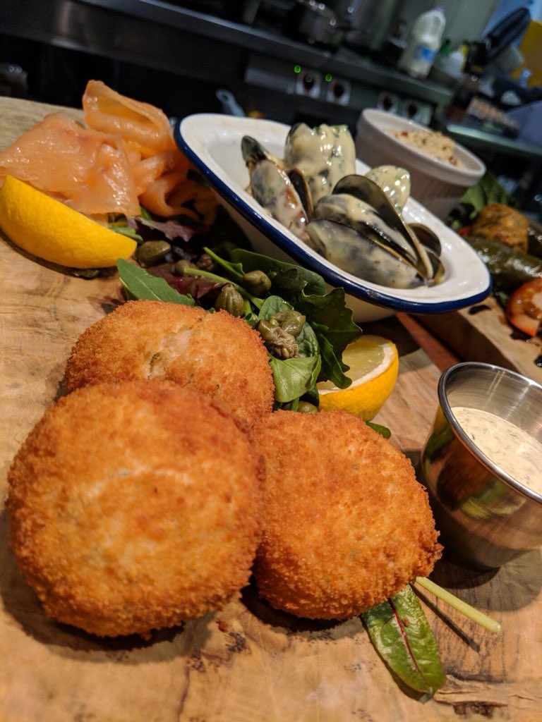 This is happening NOW #MondayMotivaton #TeaTime #wineoclock ❤️🍞🍷✨