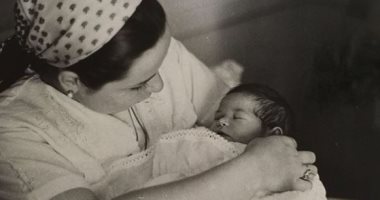 مى نور الشريف تنشر صورة يوم ولادتها مع خالتها "نورا" معلقة: ربنا يحفظك ليا