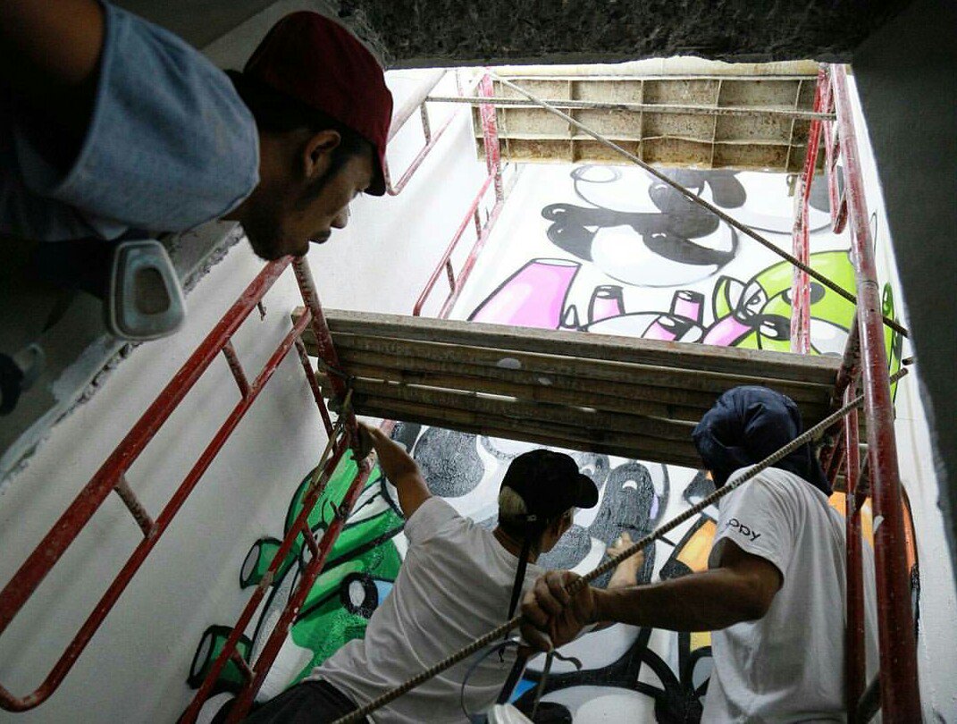 RealGohM's tweet photo. อะไรอยู่ในช่องลิฟท์ #graffiti #liftbox https://t.co/C51jpNeeXo