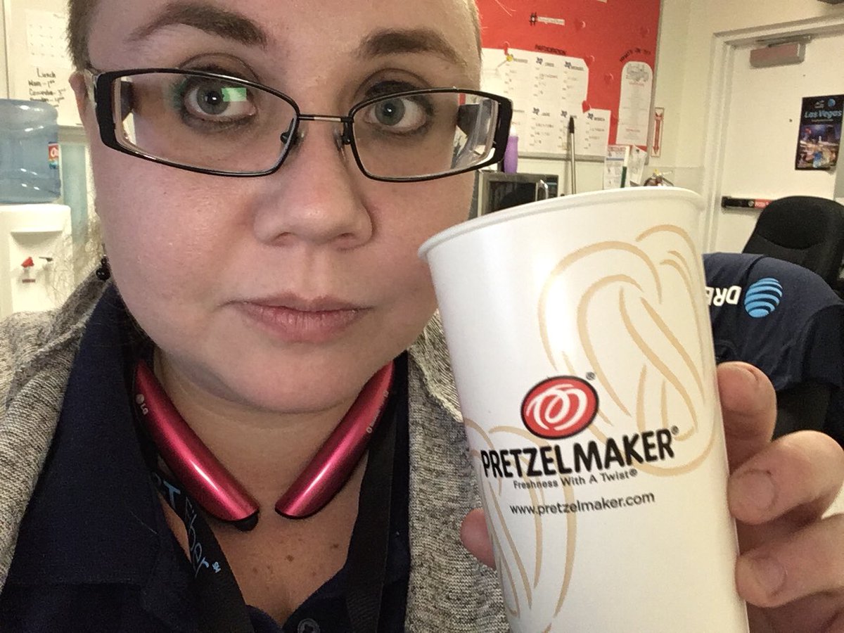 TriciaatATT's tweet photo. So grateful for David from #pretzelmaker ! He was fast and efficient during my quick work break and we even got to chat about discounts we can help each other out with! #nkotb #rsc1808 #meetbartoncreekmall https://t.co/MRPXErOUix