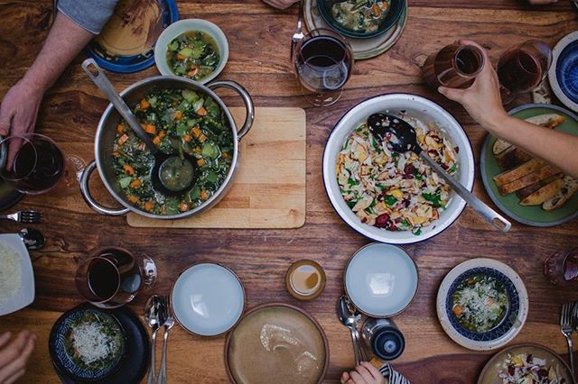 Sonntag Nachmittag - 9 am Tisch und eine unterm Tisch.
.
#sundayslikethese #italianafternoon #minestrone #saladbowl #topshot #flatlay #gatheringslikethese #woodentable #photooftheday