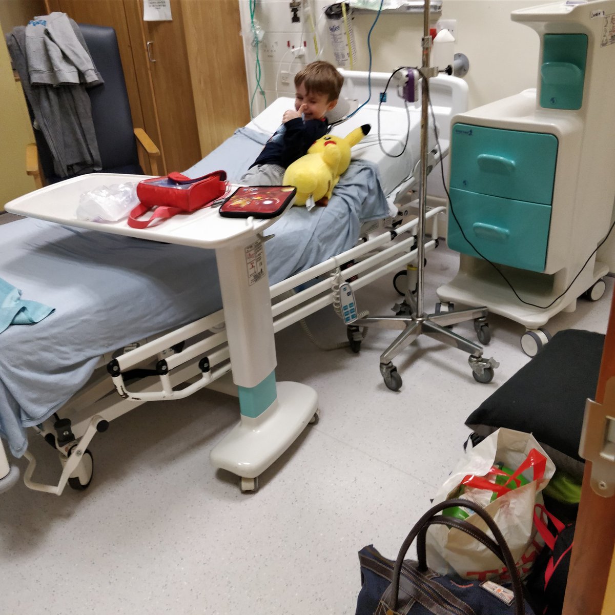 15 days and still no better and still can't go back to school ☹️ but we are escaping these four walls tonight  😊 back to hospital again tomorrow though but this time to Southampton General to see Oakley's specialist to finally try and get a plan moving forward 😠😠