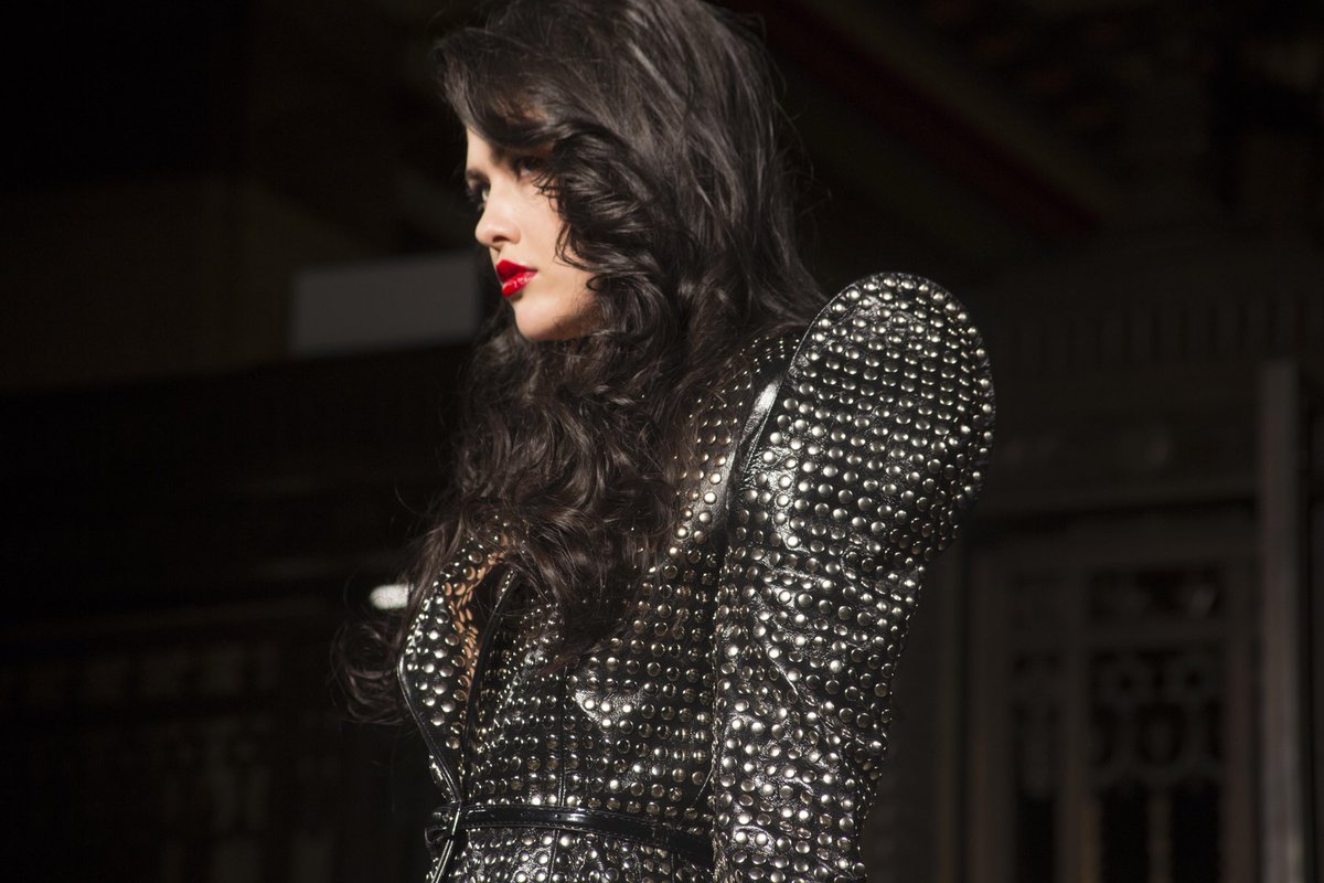 When it comes to theatrical fashion that makes you stop and stare @Malanbreton ‘s status is solid. Malan Breton AW18 at <a href="/FashionScout/">Fashion Scout</a> theglasspineapple.com/blogs/catwalk/… @ThePrimGirl