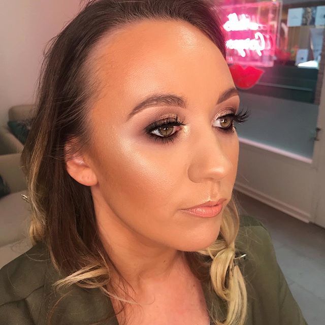 Madeupcheadle's tweet photo. Gorgeous look for our client’s engagement party this weekend! Make Up by @sammiewarburtonmua 💚 https://t.co/ZuMdZ4jvYg