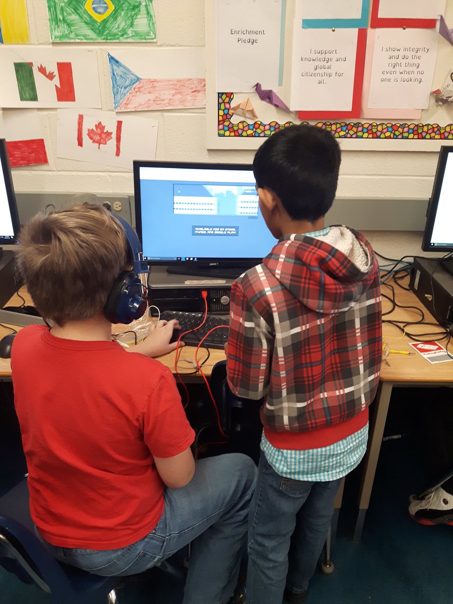 EnrBrant's tweet photo. Makey Makey Intro! Grade 4's making connections! @EnrBrant @CentennialGw @GEDSB https://t.co/r22uRS1MzJ