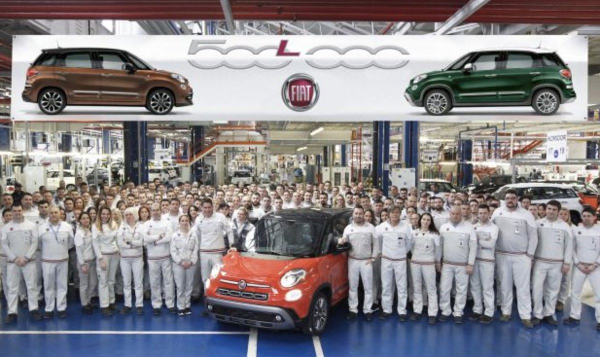 We celebrate an important milestone: the 500.000th 500L is here. #Fiat500L bit.ly/500000-Fiat500L