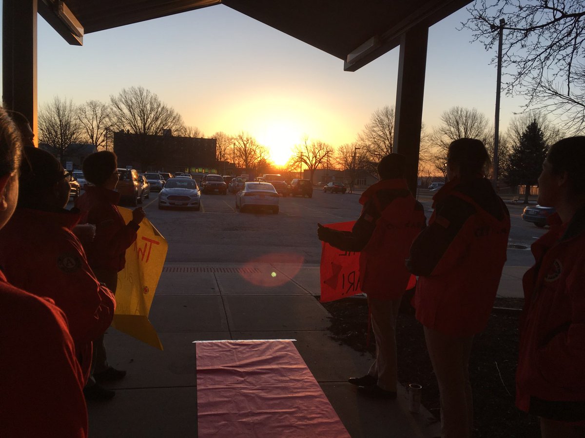 CYKC_EHS's tweet photo. Such a beautiful sunrise to kick off #NorthWingWeek! East High #AmeriCorps members are ready and excited to great the Stars that come to school every morning. #makebetterhappen https://t.co/tCNVea2aa7
