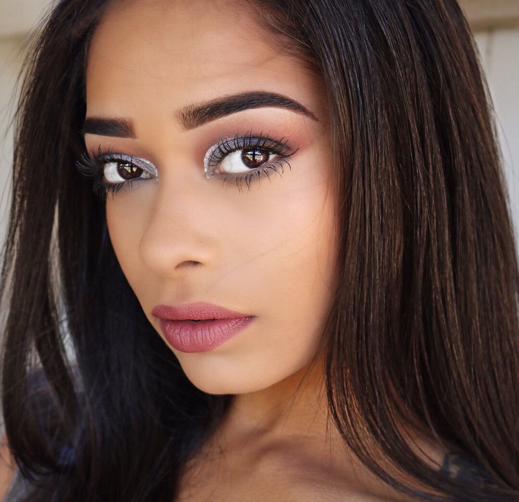 TheBeautifulMoe's tweet photo. π¨@BenefitBeauty POREfessional primer @tartecosmetics Concealer @covergirl foundation powder & TrueBLEND highlight @ABHcosmetics "Prism" #shemakeup liner @Loreal_makeup Telescopic @UrbanDecay Foundation, Definition powder & Lipstick @milanicosmetics Blush @wetnwildbeauty Spray https://t.co/lNdVJ7sQNV