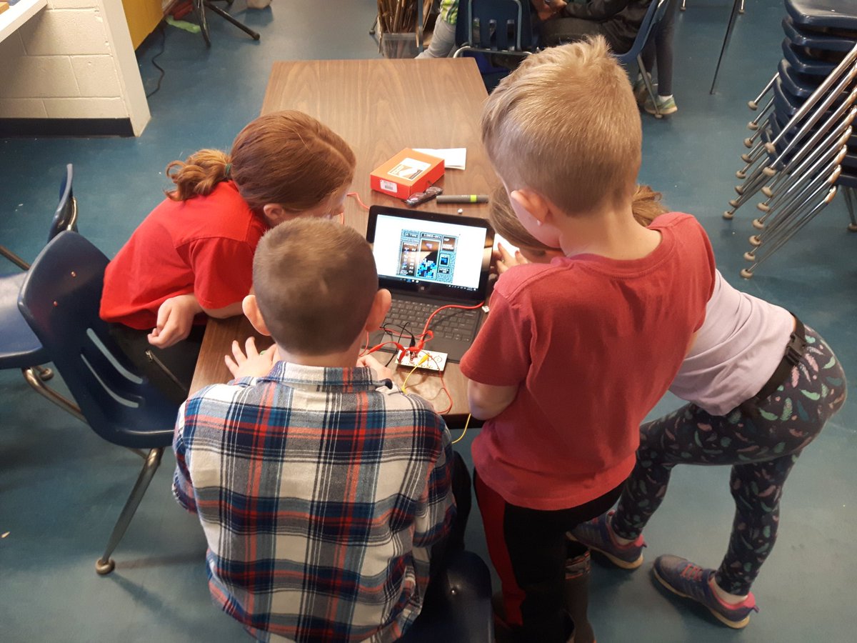 EnrBrant's tweet photo. Makey Makey Intro! Grade 4's making connections! @EnrBrant @CentennialGw @GEDSB https://t.co/r22uRS1MzJ