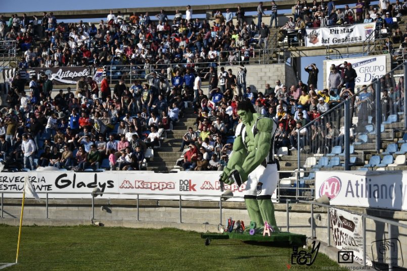CDBadajoz's tweet photo. Gracias a @ComparsaBalumba por traer ayer hasta el campo al Hulk más blanquinegro. Parece que nos dio suerte. 😉
#AúpaBada https://t.co/LffvfBgXau