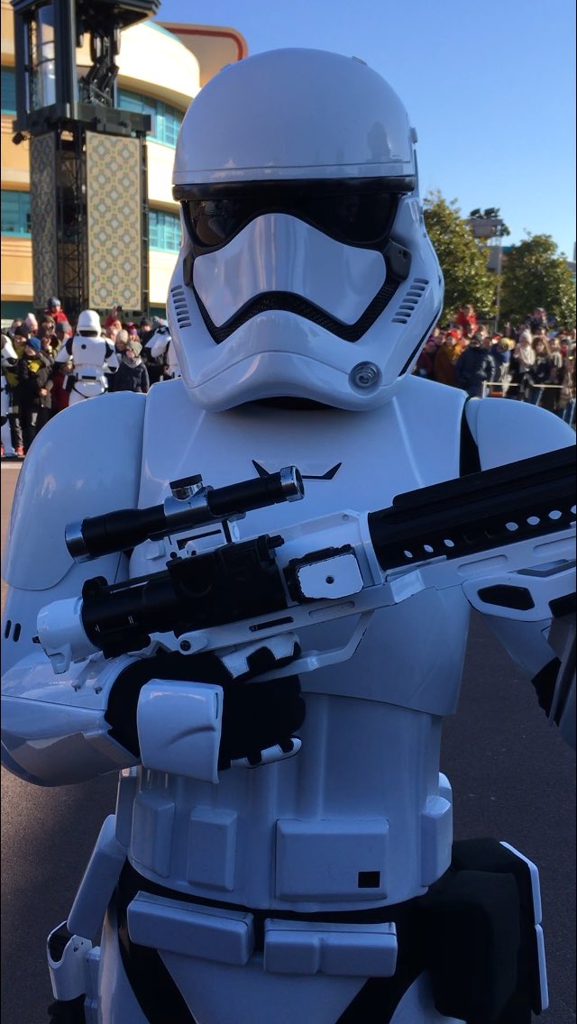 Seany_B85's tweet photo. #DisneylandParis #facetheforce #stormtroopers https://t.co/dh6GevL43r