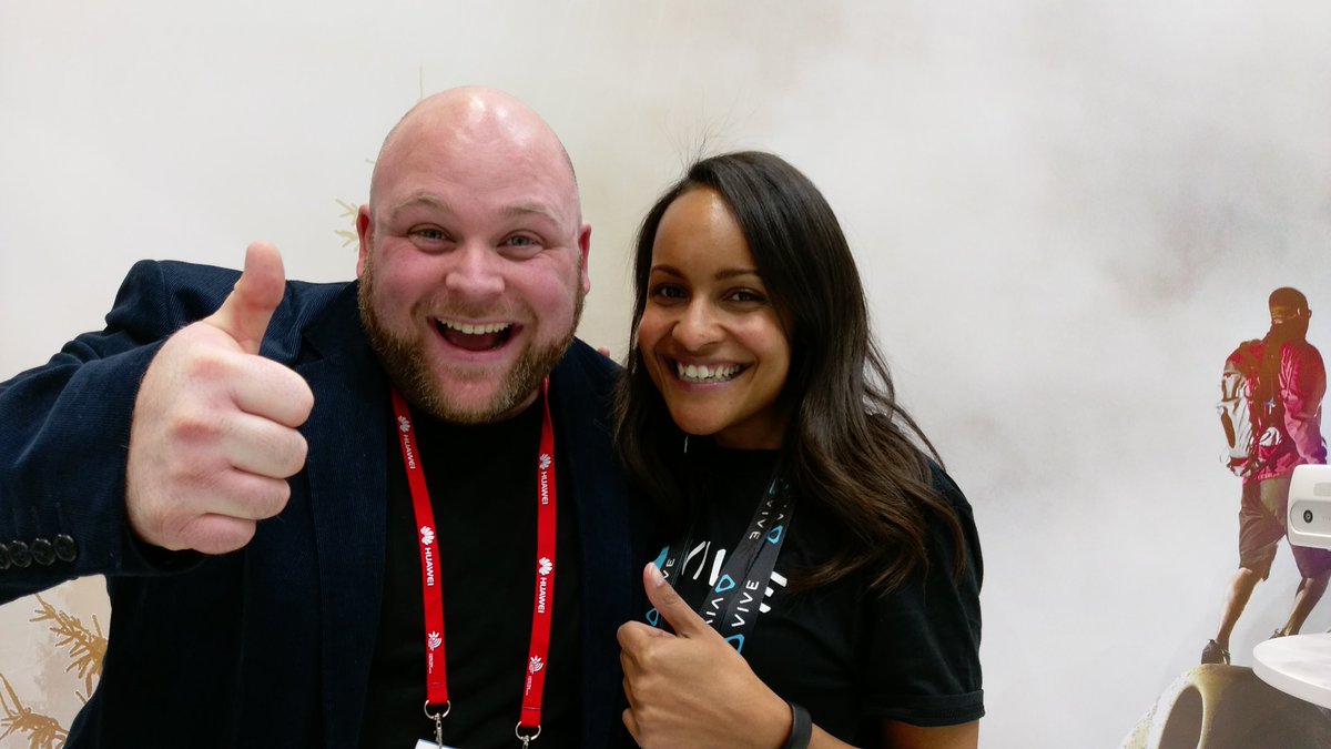 Jade_HTC's tweet image. Great finally meeting @htcbro today!! #MWC #Barcelona #HTC #VIVE #HTCVive 😎