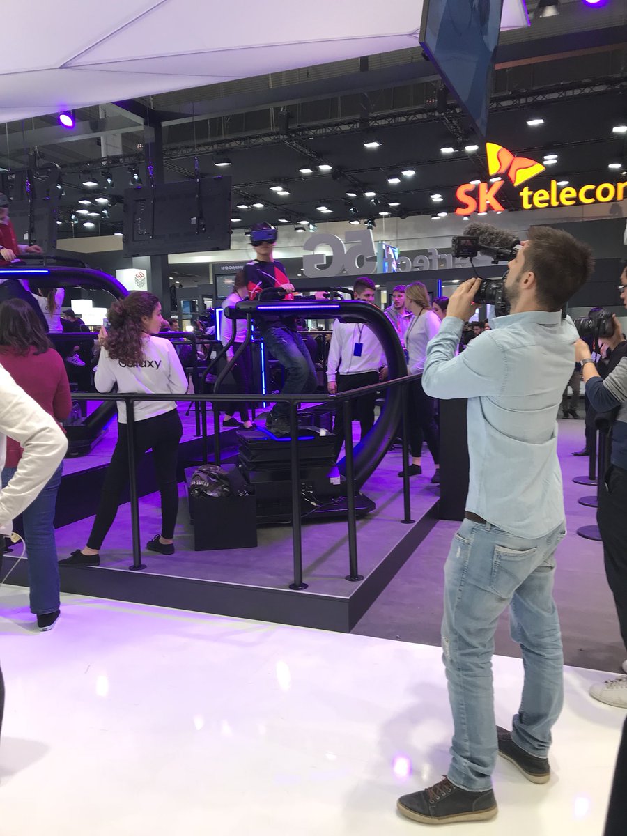 DenobleSandrine's tweet image. @JeremyAngelier en pleine action au #MWC18 Un pro qui encadre @SCC_info depuis ...🤨🧐 un certain temps!