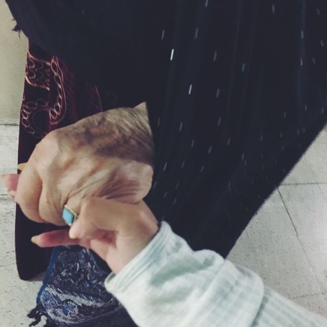 IIAdeb's tweet image. "وأمـلُّ من طول الطريق فإن غَدت
كفِّي بكفّك قلتُ ليت يطـولُ.."