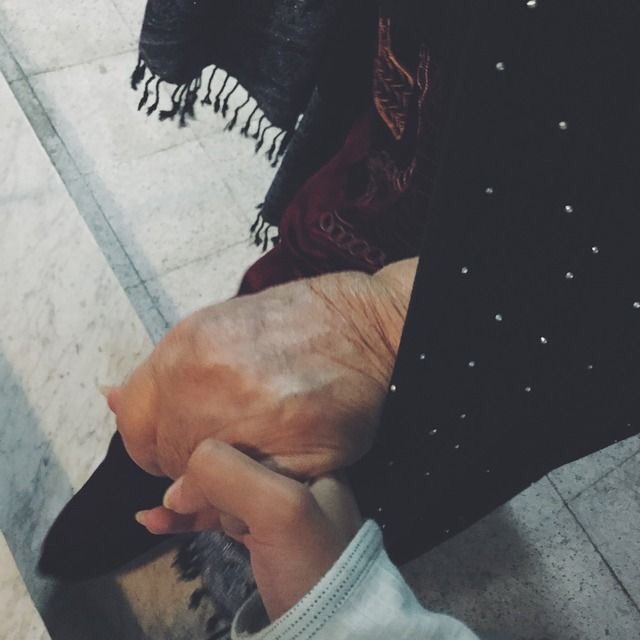 IIAdeb's tweet image. "وأمـلُّ من طول الطريق فإن غَدت
كفِّي بكفّك قلتُ ليت يطـولُ.."