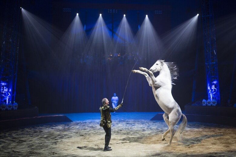 BonsRestos's tweet photo. 🐎🐎🐎 Les dernières dates Parisiennes du spectacle Quintessence !
Après avoir eu le plaisir d'apprécier le spectacle ICARE d'Alexis Gruss, j'ai autant adoré la nouvelle création de la famille Gruss accompagné des farfadets.
Pour réserver : https://t.co/JkmOiV4SC6 https://t.co/K25h1zJpRU