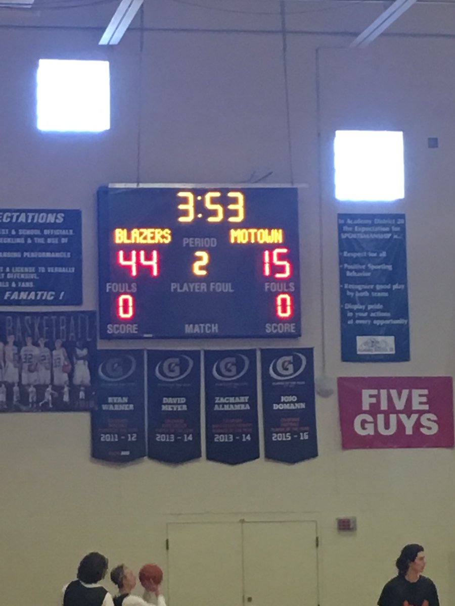 After the first half the blazers are destroying 🔥🔥🔥 @justin_olson24 has 17 pts with 10 rebounds and <a href="/Griffdog5/">griff walker</a> has 9 pts with 10 assists #blazeon