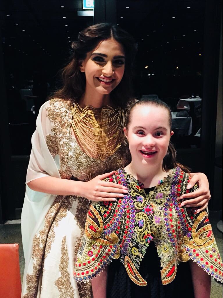 SonamKapoorFC's tweet photo. .@sonamakapoor with her little fans https://t.co/cvJquLDGum