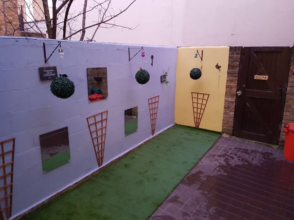 BalhamDogCentre's tweet photo. Enjoying our new woof garden......what do you think?
#woofpalour, #fantasticdoggycentre, #doggydaycare, #dogwalking, #catgrooming, #doggrooming https://t.co/7fQoXqZ2UL