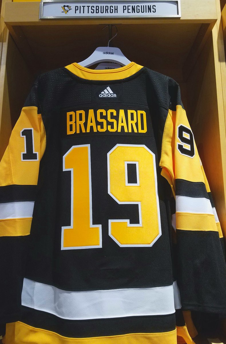 NHLstoreNYC's tweet photo. Derick Brassard's new colors 🐧#Pens https://t.co/81D45fbYlJ