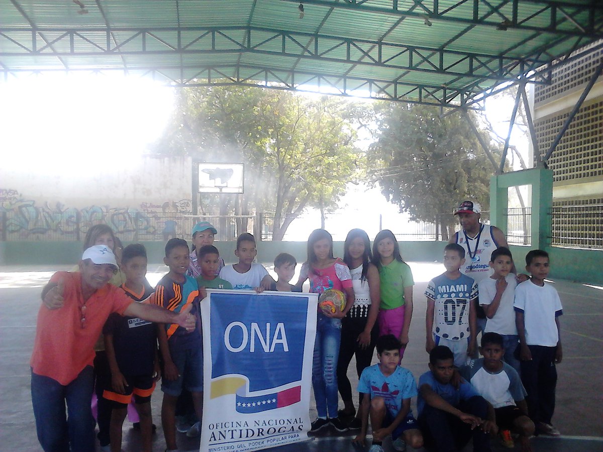 araguaney_anz's tweet photo. II Jornada de Mantenimiento  #EstaEsMiEscuela por estudiantes, docentes, madres de la Patria, obreros, administrativos, MBF, ONA, INCES en Liceo Bolivariano Antonio José Sotillo del Municipio Sotillo-Anzoátegui. #JuntosTodoEsPosible. https://t.co/8xVY8kE0jw