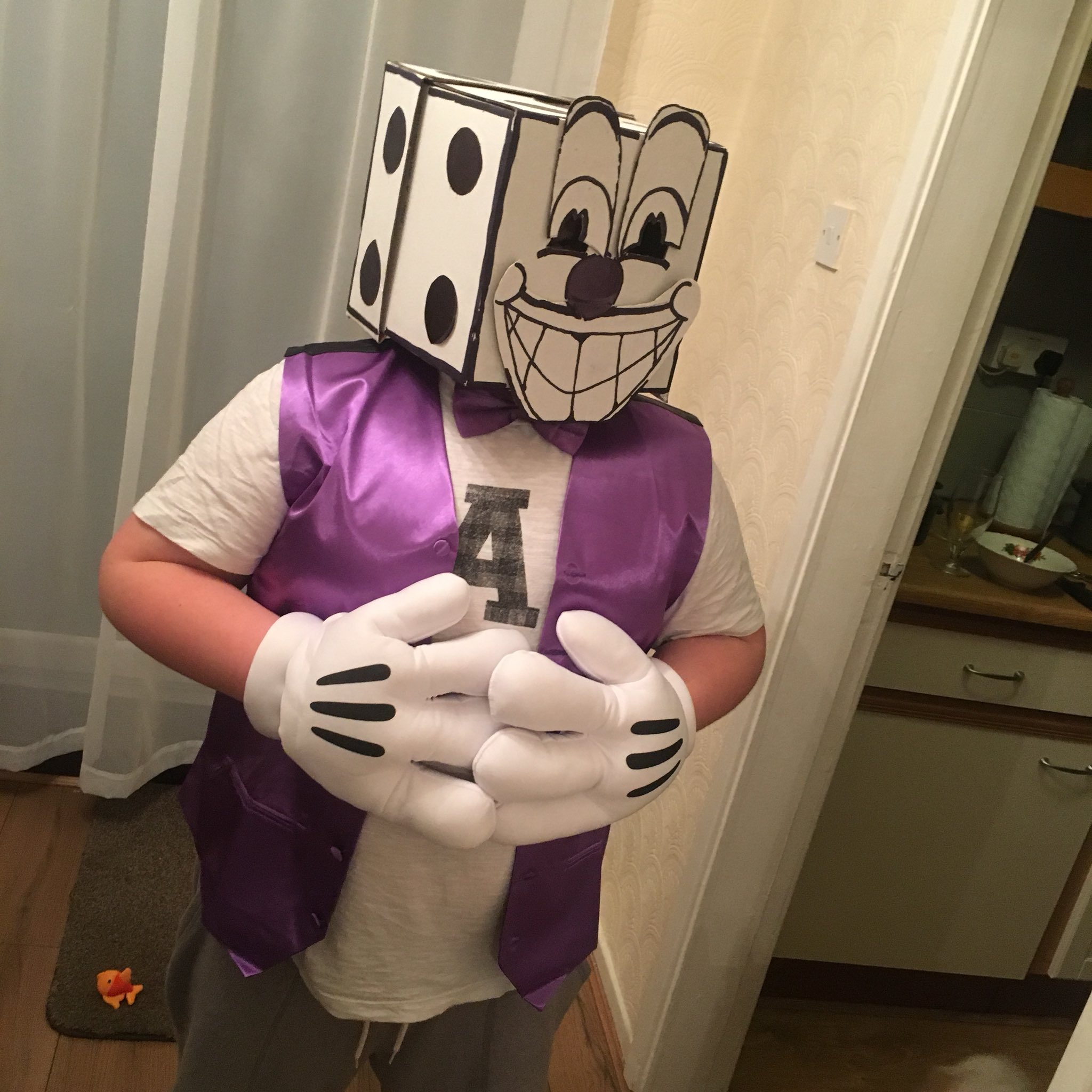 yikes on X: Buzzing that I pulled off this glam king dice costume for my  cousin, budget D I Y H O N E Y #WorldBookDay #mrkingdice #cuphead #diy # cosplay  / X