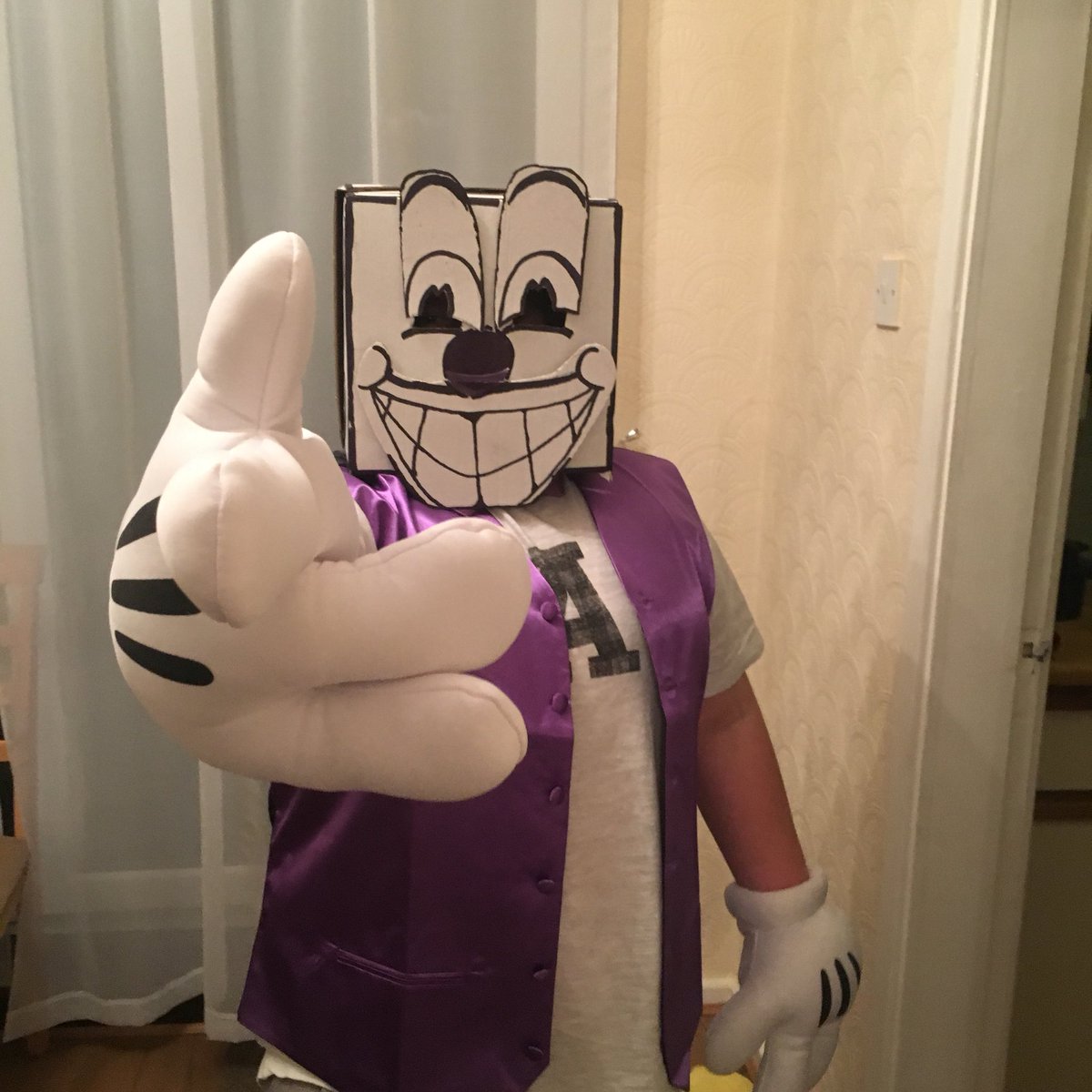 yikes on X: Buzzing that I pulled off this glam king dice costume for my  cousin, budget D I Y H O N E Y #WorldBookDay #mrkingdice #cuphead #diy # cosplay  / X