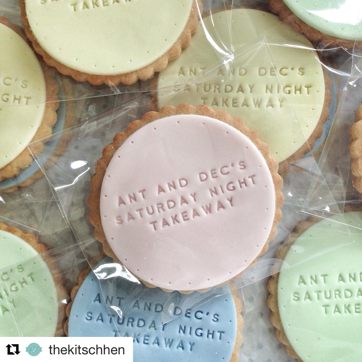 thedovecoteorg's tweet photo. Super proud of my lovely friend @KitschHenBakes for providing these biscuits for @antanddec ‘s @itvtakeaway #SaturdayNightTakeaway ~ celebs goodiebags @ScarlettMoffatt 💜 #edibleinspiration #turninganegativeintoapositive https://t.co/QuBZRCa8PS