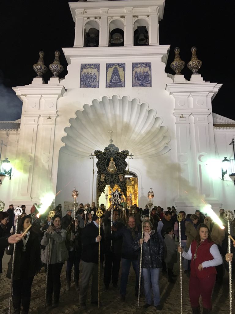 Acabado el rezo del Santo Rosario en el Rocío, nuestro Bendito Simpecado vuelve a su Casa de Hermandad esperando la Misa de mañana. Nos acordamos de nuestro pueblo, de todos los peregrinos de la Hermandad, y especialmente de los enfermos. Roguemos a la Virgen por todos ellos