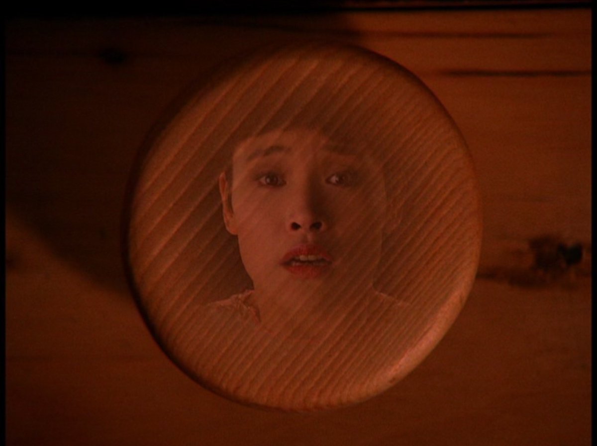 JGldTweet's tweet photo. @PeaceNLoveRox @SHO_TwinPeaks 'twas our favourite drawer knob! https://t.co/qAhwXtumY1
