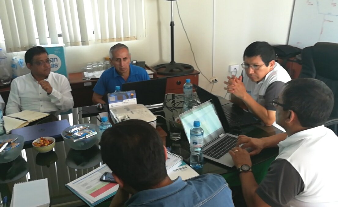 OtassPeru's tweet photo. Director ejecutivo del #OTASS, @EdmerTrujilloM, sostiene reunión con el personal de #Emapisco para supervisar avance de la ejecución de acciones para mejorar los servicios de saneamiento. Además, presenta a los funcionarios, las metas sobre las que se trabajará para este 2018. https://t.co/dbsshjOq57