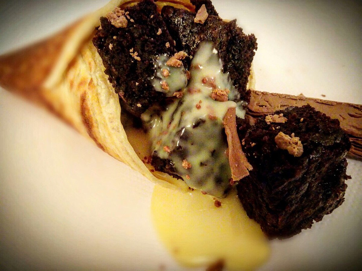 fingsinacone's tweet photo. Brownie Ina Cone

A triple chocolate brownie ina fresh handmade sweet waffle cone topped with a white chocolate sauce and obviously a flake 🤤🤤

#brownie #triplechocolate #streetfood #wafflecone #whitechocolate #cheatday #comfortfood #flake #london #chocolate #foodtruck https://t.co/TMRI1udufz