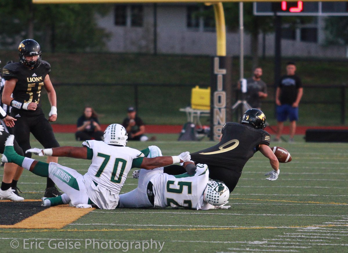 FZNFootball's tweet photo. 2 big acknowledgements from this week: Kader Ndiaye was recognized as an STL Top 25 Player by the St. Louis/Tom Lombardo Chapter of the National Football Foundation. Thank you @NFFStLouis for recognizing @ndiayekader66, a GREAT young man, for all he's accomplished! #Northsider https://t.co/ZFyE0AvZgX