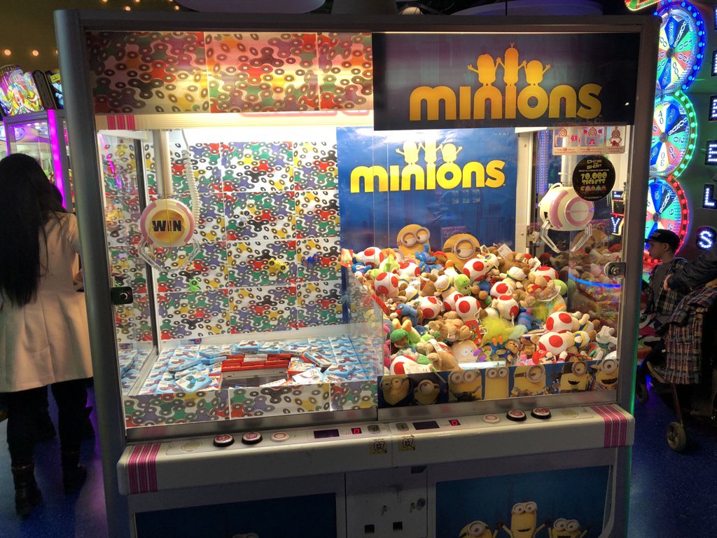 Alright, enough food, let’s see what fun the Namco Funscape has……Fidget spinners and Minions? This is truly cursed.  #NinjiAtTheTC