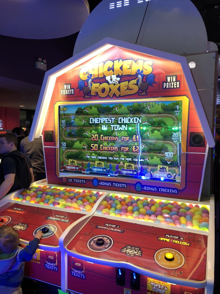 Alright, enough food, let’s see what fun the Namco Funscape has……Fidget spinners and Minions? This is truly cursed.  #NinjiAtTheTC