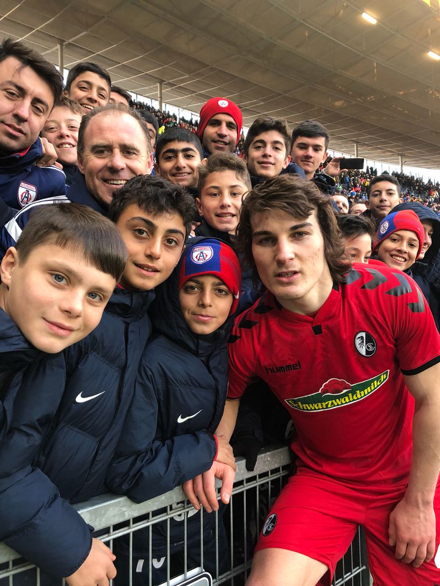 Bak geldik işte . <a href="/Syncaglar/">Çağlar Söyüncü</a> ağabey... 
Söz verdiğimiz gibi izindeyiz...
<a href="/Bundesliga_DE/">BUNDESLIGA</a> <a href="/scfreiburg/">SC Freiburg</a> -@achtzehn99_en maçında tribündeyiz.