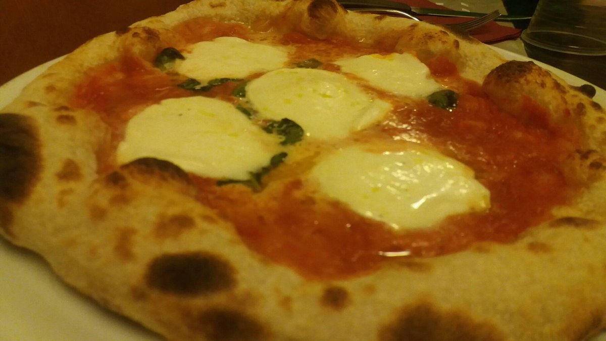 Bufalina
#pizzanapoletana #stLouishotel #napoletanoapadova 
#pizza #neapolitanpizza #pizzaiolo #italianfood #lovepizza #pizzagood
#enjoyfood #food #foodporn #followmyfood #pizzaUnesco